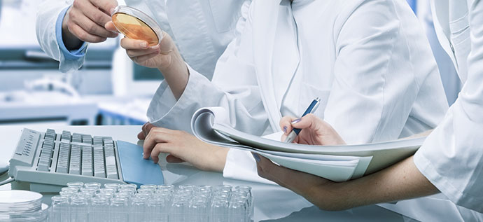 Laboratoire de recherche médicale avec un chercheur analysant des échantillons
